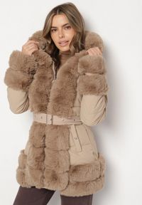 Born2be - Beżowa Taliowana Kurtka z Paskiem Kapturem i Ozdobnym Futrem Rainaria. Okazja: na co dzień, do pracy, na spotkanie biznesowe. Kolor: beżowy. Materiał: futro. Styl: biznesowy, casual, retro, elegancki #6