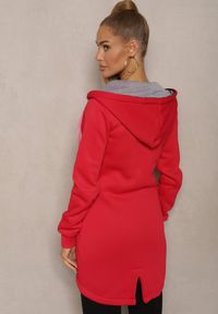 Renee - Czerwona Bluza Długa z Kapturem Ozdobionym Napisami Sinellina. Okazja: na co dzień. Typ kołnierza: kaptur. Kolor: czerwony. Materiał: jeans. Długość: długie. Wzór: aplikacja, napisy. Styl: casual #3