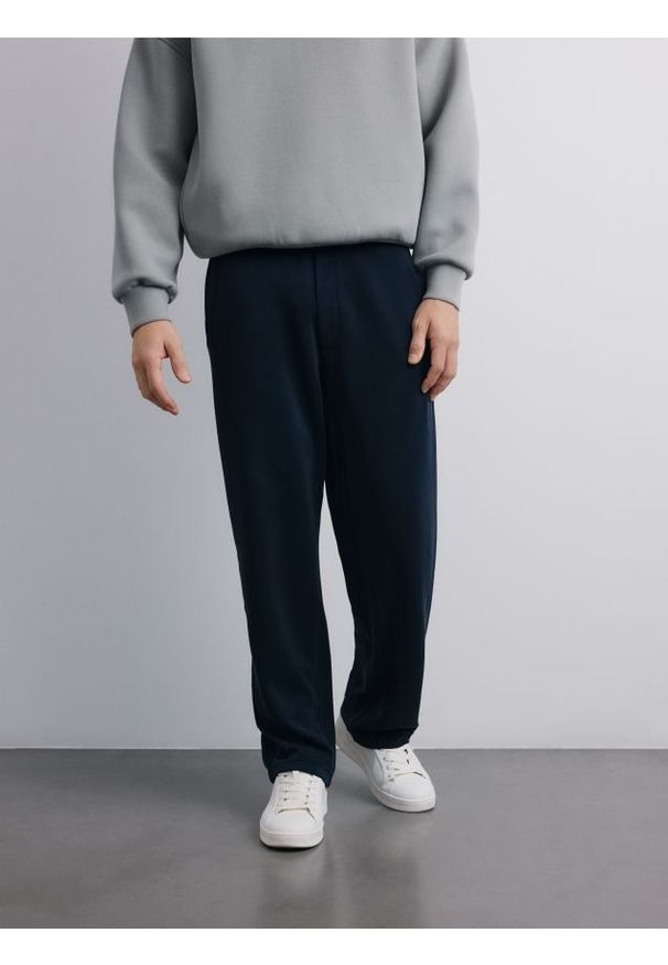 Reserved - Spodnie loose fit - granatowy. Kolor: niebieski. Materiał: dzianina, wiskoza