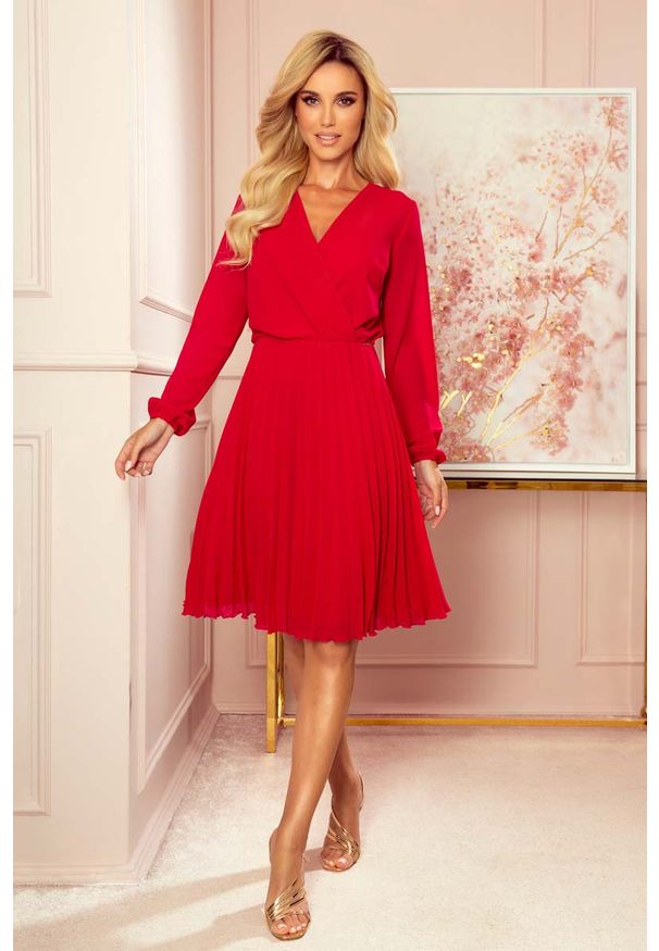 Numoco - Czerwona Kopertowa Sukienka z Plisowanym Dołem. Kolor: czerwony. Materiał: poliester, elastan. Typ sukienki: kopertowe