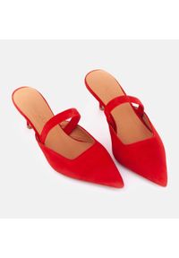 Marco Shoes Klapki Emiliana czerwone. Zapięcie: pasek. Kolor: czerwony. Materiał: zamsz. Szerokość cholewki: normalna. Obcas: na szpilce #7