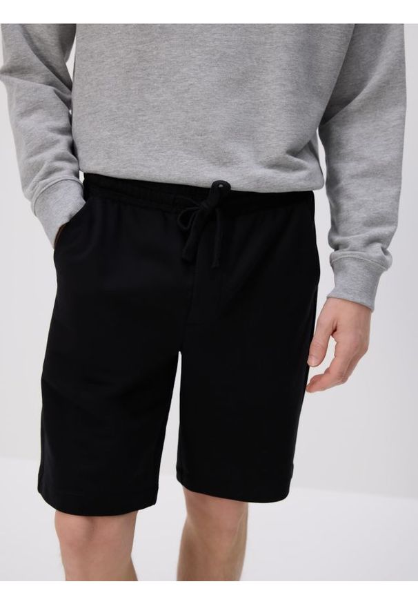 Reserved - Dresowe szorty regular fit - czarny. Kolor: czarny. Materiał: dresówka