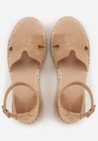 Renee - Ciemnobeżowe Sandały VICES na Koturnie z Plecionką i Wycięciami przy Cholewce Celanele. Okazja: na co dzień. Zapięcie: sprzączka. Kolor: beżowy. Wzór: ażurowy. Sezon: lato. Obcas: na koturnie. Styl: wakacyjny, casual, elegancki #9