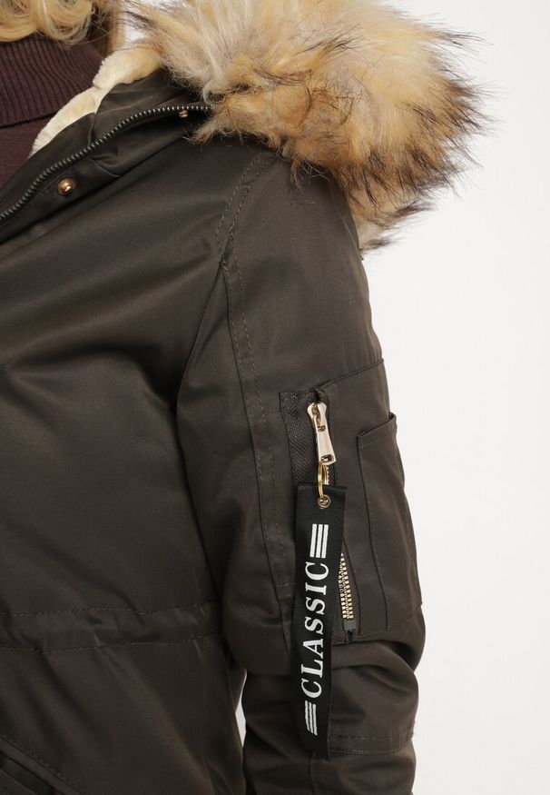 Born2be - Zielono-Beżowa Kurtka Parka z Futerkowym Odpinanym Zdobieniem przy Kapturze Inellae. Okazja: na co dzień. Kolor: zielony. Materiał: dzianina, futro, jeans. Wzór: aplikacja. Styl: klasyczny, elegancki, casual