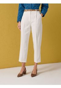 Sinsay - Spodnie carrot z nogawką w kant i paskiem - kremowy. Kolor: kremowy
