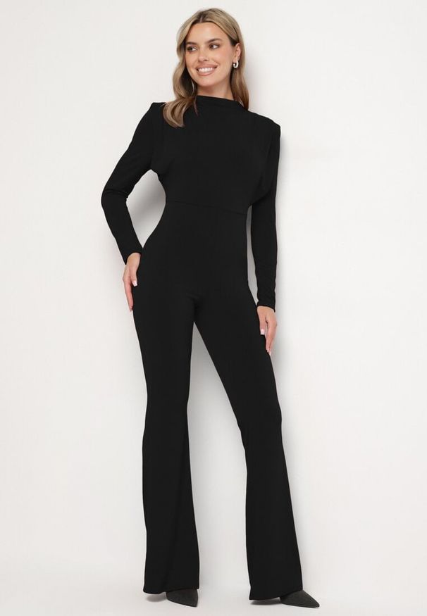 Born2be - Czarny Koktajlowy Kombinezon Ozdobiony Wycięciem na Plecach Sewiel. Kolor: czarny. Długość rękawa: długi rękaw. Długość: długie. Wzór: aplikacja. Styl: wizytowy