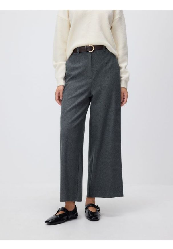 Reserved - Spodnie culotte z paskiem - ciemnoszary. Kolor: szary. Materiał: tkanina, wiskoza