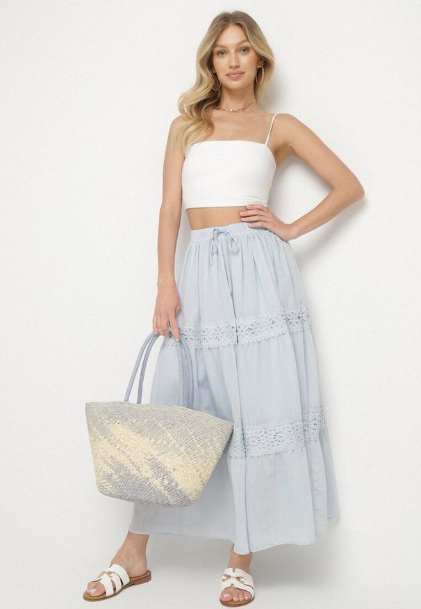 Born2be - Jasnoniebieska Spódnica z Wiskozą o Rozkloszowanym Kroju z Koronkowym Zdobieniem Banilea. Okazja: na co dzień. Kolor: niebieski. Materiał: wiskoza, koronka. Wzór: aplikacja. Styl: casual, klasyczny, elegancki