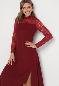 Born2be - Bordowa Rozkloszowana Sukienka z Koronką i Stójką Edanith. Okazja: na co dzień. Typ kołnierza: kołnierzyk stójkowy. Kolor: czerwony. Materiał: koronka. Długość rękawa: długi rękaw. Wzór: koronka. Typ sukienki: proste. Styl: casual, wizytowy #4