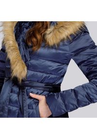 Wittchen - Damski płaszcz puchowy z asymetrycznym sztucznym futerkiem. Kolor: niebieski. Materiał: poliester. Sezon: wiosna, jesień, zima. Styl: klasyczny, elegancki #2