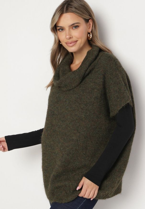 Born2be - Ciemnozielony Golf Typu Nietoperz z Krótkim Rękawem Miathena. Okazja: na co dzień. Typ kołnierza: golf. Kolor: zielony. Materiał: jeans. Długość rękawa: krótki rękaw. Długość: krótkie. Styl: wizytowy, casual