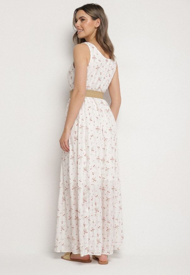 Born2be - Biała Rozkloszowana Sukienka w Kwiaty Ozdobiona Plecionym Paskiem Iffalle. Okazja: na spacer, na co dzień. Kolor: biały. Materiał: skóra. Wzór: aplikacja, kwiaty. Typ sukienki: proste. Styl: casual, elegancki