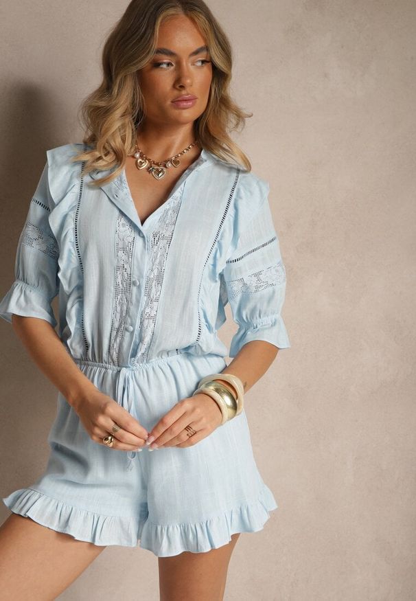 Renee - Jasnoniebieski Wiskozowy Kombinezon z Lnem w Rustykalnym Stylu z Koronką i Falbanami Linulia. Okazja: na co dzień. Kolor: niebieski. Materiał: koronka, len, wiskoza. Wzór: koronka. Sezon: lato. Styl: casual, elegancki
