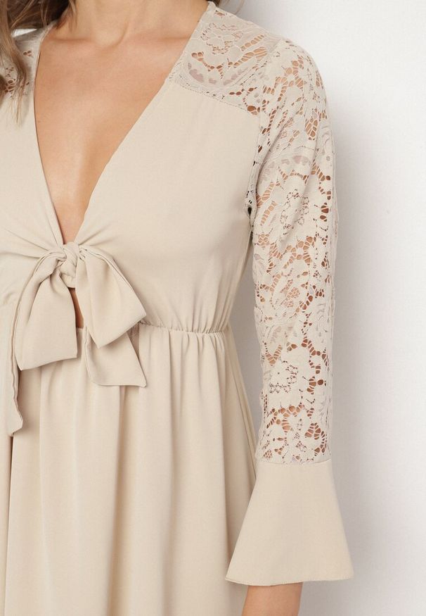 Born2be - Beżowa Sukienka z Koronkowymi Rękawami i Gumką z Wiązaniem w Talii Vubatia. Kolor: beżowy. Materiał: koronka