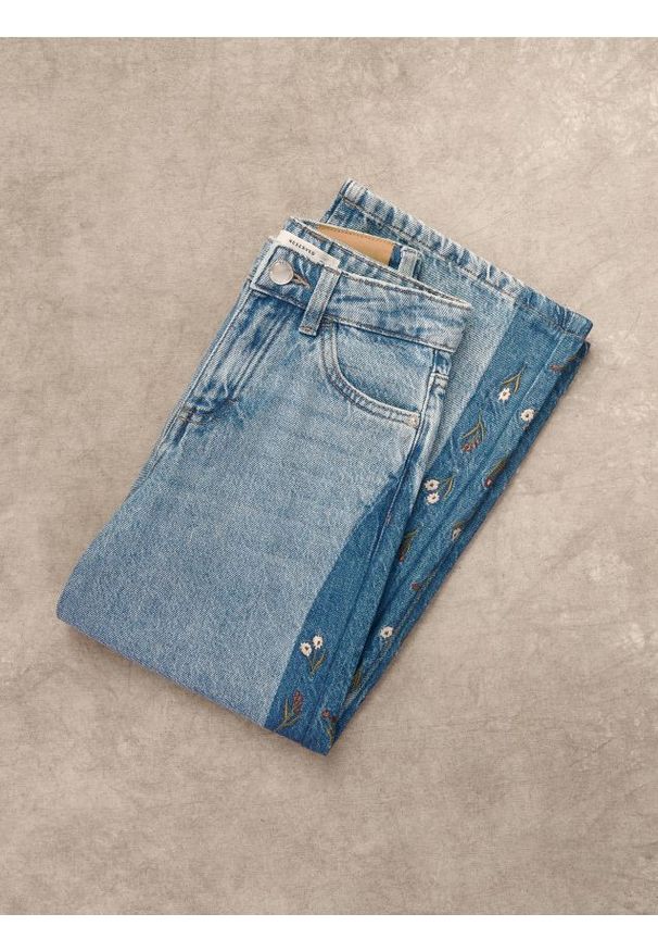 Reserved - Jeansy wide leg z haftem - niebieski. Kolor: niebieski. Wzór: haft