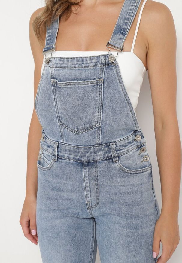 Born2be - Niebieskie Ogrodniczki Jeansy na Regulowanych Szelkach Zapinane na Guziki Aritias. Okazja: na co dzień. Kolor: niebieski. Materiał: jeans. Styl: klasyczny, elegancki, casual