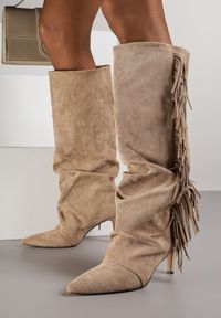 Renee - Ciemnobeżowe Kozaki z Imitacji Zamszu na Szpilce z Marszczoną Cholewką z Frędzlami Linotris. Okazja: na co dzień. Kolor: beżowy. Materiał: zamsz. Szerokość cholewki: normalna. Obcas: na szpilce. Styl: casual #1