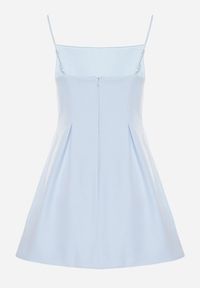 Born2be - Niebieska Sukienka Vices o Rozkloszowanym Kroju na Ramiączkach Zdobiona Zakładkami Sarileve. Okazja: na co dzień. Typ kołnierza: dekolt kwadratowy. Kolor: niebieski. Materiał: jeans. Długość rękawa: na ramiączkach. Wzór: aplikacja. Typ sukienki: rozkloszowane, proste. Styl: klasyczny, casual #6