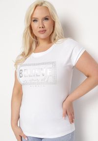 Born2be - Biały Bawełniany T-shirt z Ozdobnym Napisem Dellphia. Okazja: na co dzień. Kolor: biały. Materiał: bawełna. Wzór: napisy. Styl: casual, elegancki #1