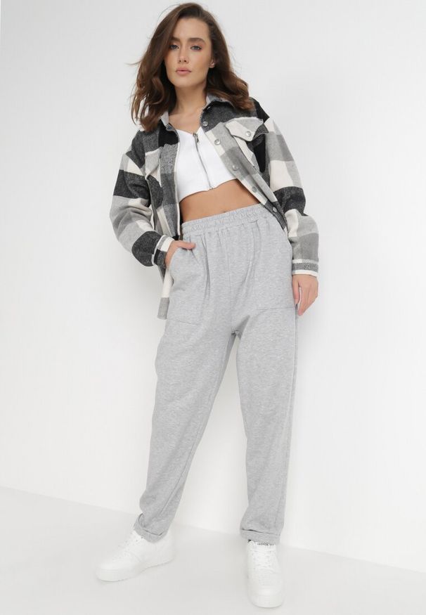 Born2be - Jasnoszare Spodnie Dresowe Lyvyre. Okazja: na co dzień. Kolor: szary. Materiał: dresówka. Długość: długie. Styl: casual