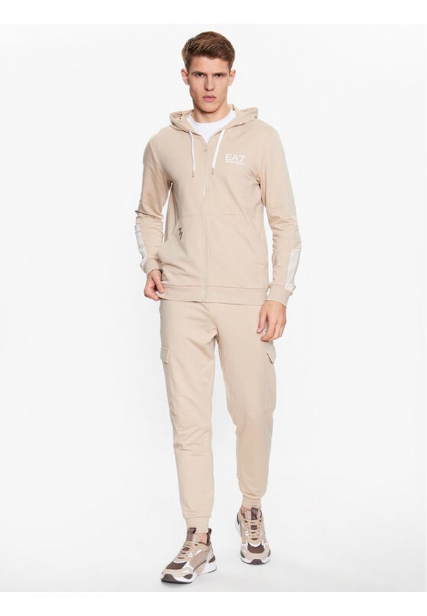 Dres EA7 Emporio Armani. Kolor: beżowy. Materiał: syntetyk, dresówka