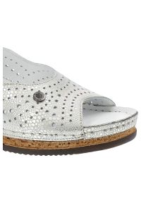 Srebrne Sandały Pollonus Wygodne Skórzane Buty Damskie. Zapięcie: sprzączka. Kolor: srebrny. Materiał: skóra. Wzór: ażurowy, aplikacja. Obcas: na platformie #3