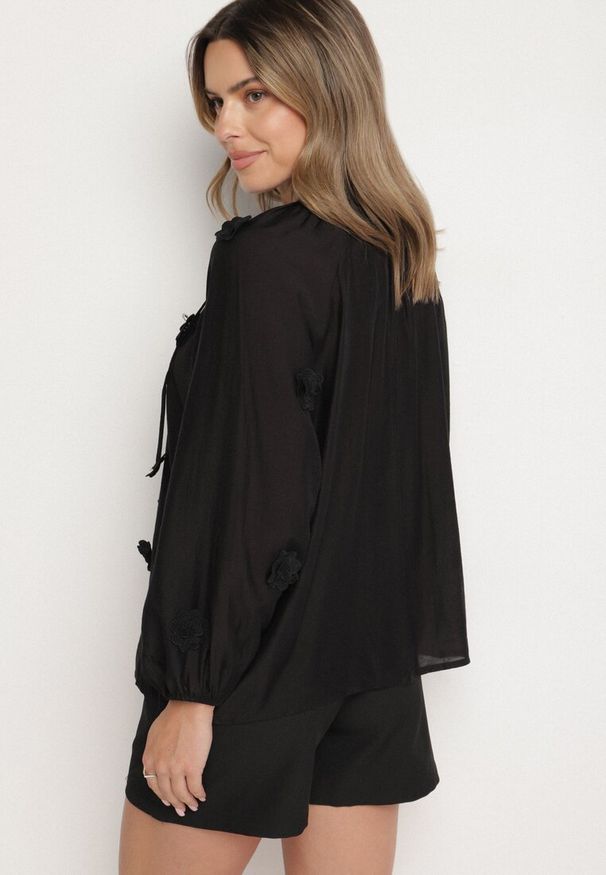 Born2be - Czarna Koszula z Wiskozy Zdobiona Kwiatowymi Aplikacjami i Wiązaniem Sadevire. Okazja: na co dzień. Typ kołnierza: dekolt w serek. Kolor: czarny. Materiał: wiskoza. Długość rękawa: długi rękaw. Długość: długie. Wzór: kwiaty, aplikacja. Styl: elegancki, casual