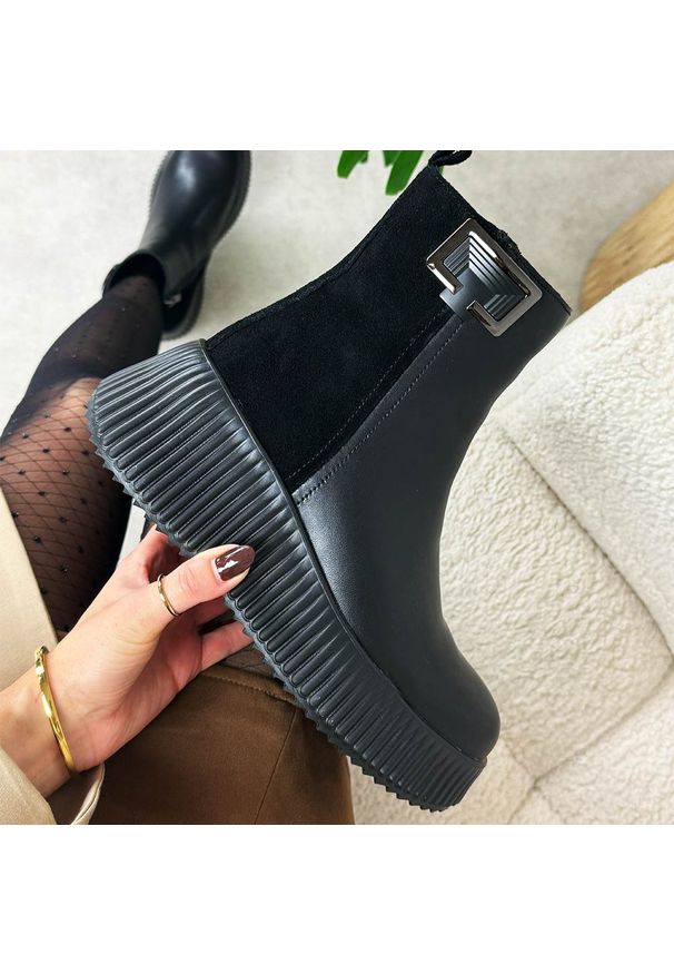 Czarne skórzane botki damskie Filippo Dbt7268/25. Okazja: na co dzień. Nosek buta: okrągły. Kolor: czarny. Materiał: skóra. Szerokość cholewki: normalna. Sezon: zima, jesień. Obcas: na platformie. Styl: klasyczny, casual, elegancki