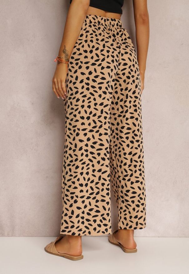 Renee - Ciemnobeżowe Spodnie Ianthestra. Stan: podwyższony. Kolor: beżowy. Materiał: materiał, tkanina. Styl: elegancki