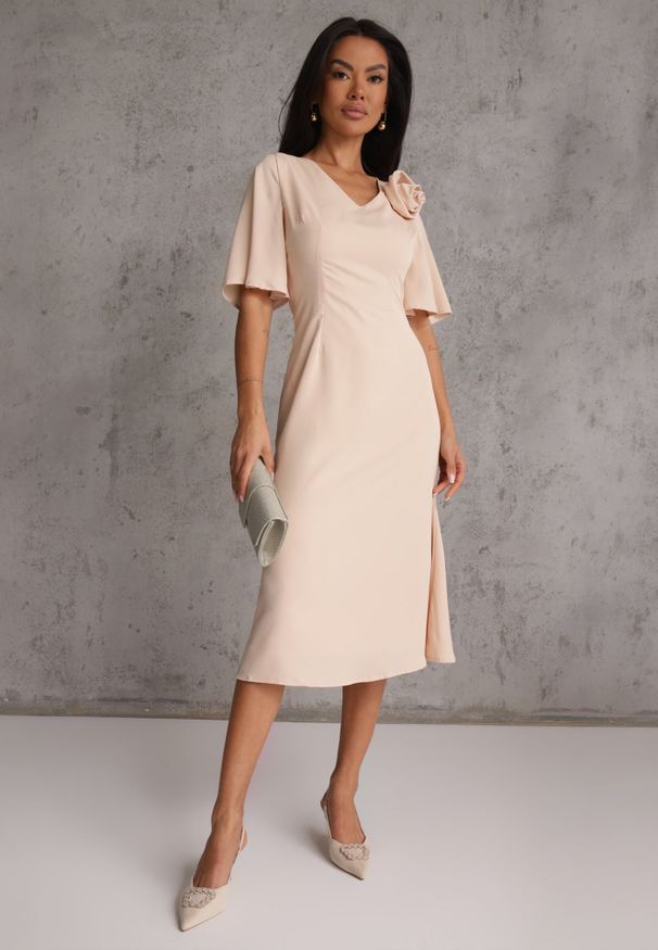 Renee - Beżowa Zwiewna Sukienka Wieczorowa VICES z Aplikacją 3D w Kształcie Kwiatu Themira. Typ kołnierza: dekolt w kształcie V. Kolor: beżowy. Wzór: aplikacja, kwiaty. Styl: wizytowy