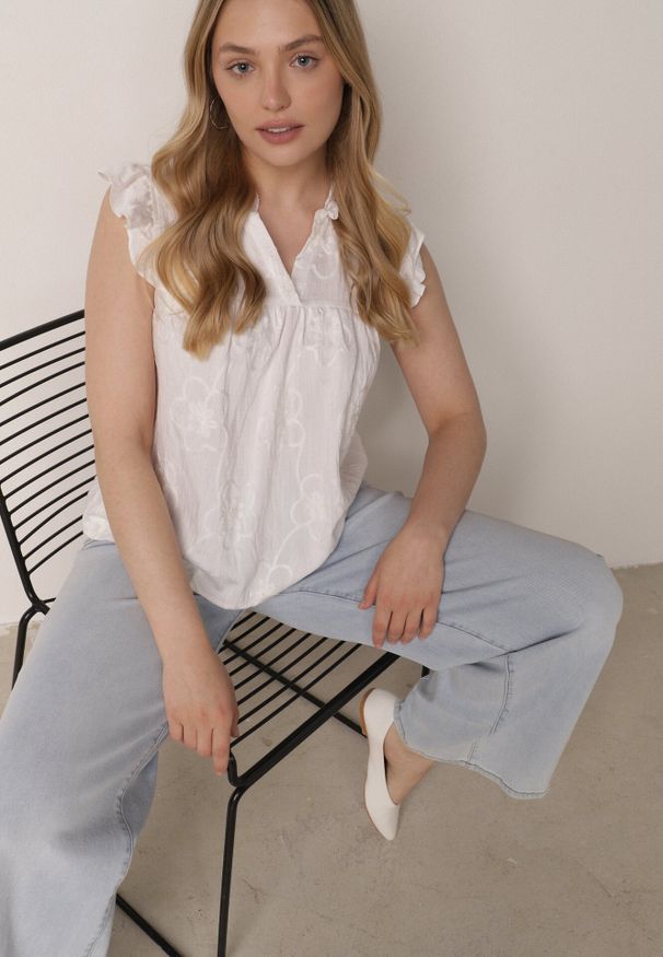 Born2be - Biała Bawełniana Bluzka z Kwiatowym Haftem i Falbankami Sabrilato. Okazja: na co dzień, do pracy. Typ kołnierza: kołnierz z falbankami. Kolor: biały. Materiał: bawełna. Wzór: kwiaty, haft. Styl: casual, klasyczny, elegancki