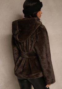 Renee - Brązowa Futerkowa Kurtka z Kapturem i Wiązanym Paskiem Zetele. Typ kołnierza: kaptur. Kolor: brązowy. Materiał: jeans, koronka #2