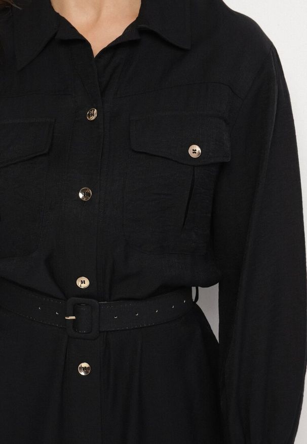 Born2be - Czarna Wiskozowa Sukienka o Koszulowym Kroju z Paskiem z Klamrą i Kieszeniami Lisavianna. Okazja: do pracy, na co dzień, na spotkanie biznesowe. Kolor: czarny. Materiał: wiskoza. Długość rękawa: długi rękaw. Typ sukienki: koszulowe. Styl: klasyczny, casual, elegancki, biznesowy