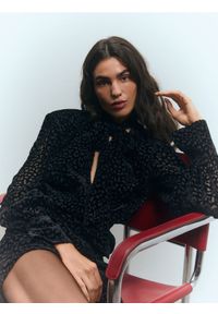 Reserved - Sukienka z ozdobną szarfą - czarny. Kolor: czarny. Materiał: wiskoza, tkanina. Styl: klasyczny #1