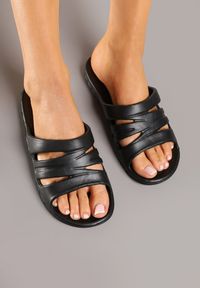 Born2be - Czarne Piankowe Klapki z Ozdobnymi Wycięciami Solritia. Okazja: na plażę, na spacer. Kolor: czarny. Materiał: jeans. Sezon: lato #6