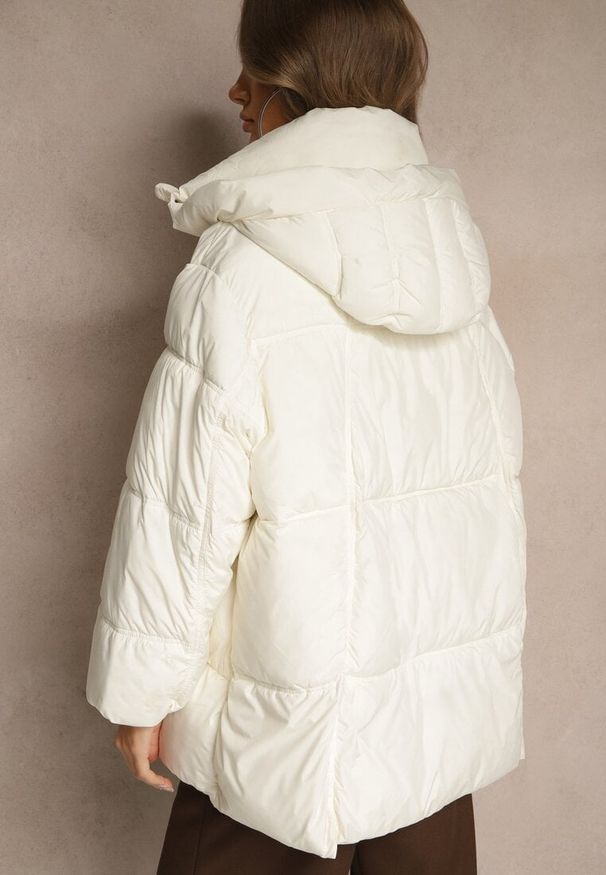 Renee - Biała Kurtka Oversize z Pikowanymi Przeszyciami i Kapturem Galeana. Okazja: na co dzień. Kolor: biały. Materiał: dzianina, zamsz, jeans, poliester. Sezon: zima. Styl: casual, elegancki