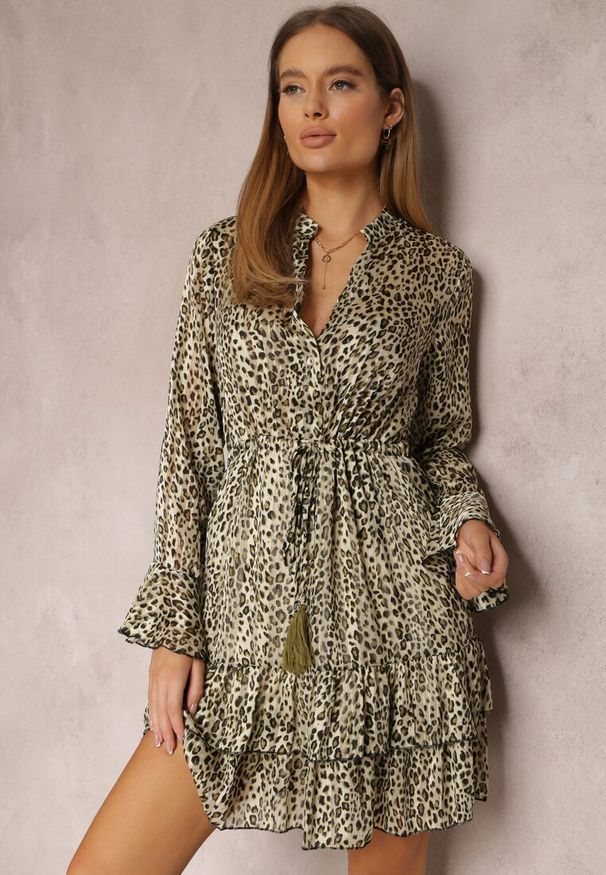 Renee - Zielona Sukienka Laodothee. Typ kołnierza: kołnierz z falbankami. Kolor: zielony. Wzór: aplikacja, motyw zwierzęcy. Styl: elegancki. Długość: midi