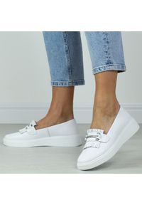 Białe skórzane półbuty damskie S.Barski 590. Zapięcie: bez zapięcia. Kolor: biały. Materiał: skóra. Szerokość cholewki: normalna. Wzór: aplikacja. Sezon: jesień, wiosna, lato. Obcas: na platformie #1