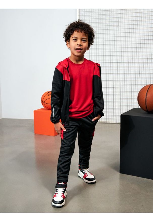 Sinsay - Sportowe spodnie z elementami odblaskowymi Active - czerwony. Kolor: czerwony. Styl: sportowy