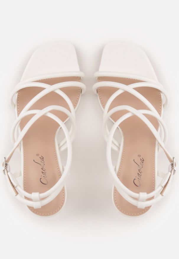 Born2be - Białe Sandały na Geometrycznej Szpilce z Kwadratowym Noskiem Myssesis. Okazja: na co dzień. Zapięcie: sprzączka. Kolor: biały. Wzór: geometria. Sezon: lato. Styl: wizytowy, casual, elegancki