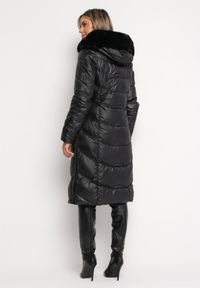 Born2be - Czarna Pikowana Kurtka Płaszcz za Kolano z Kapturem i Futerkiem Naelora. Typ kołnierza: kaptur. Kolor: czarny. Materiał: futro #7