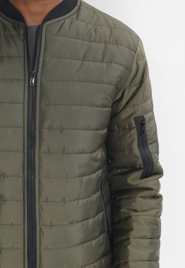 Born2be - Ciemnozielona Kurtka Bomberka z Pikowaniem Salima. Okazja: na co dzień. Kolor: zielony. Materiał: prążkowany, dzianina. Długość rękawa: długi rękaw. Długość: długie. Wzór: aplikacja. Styl: casual