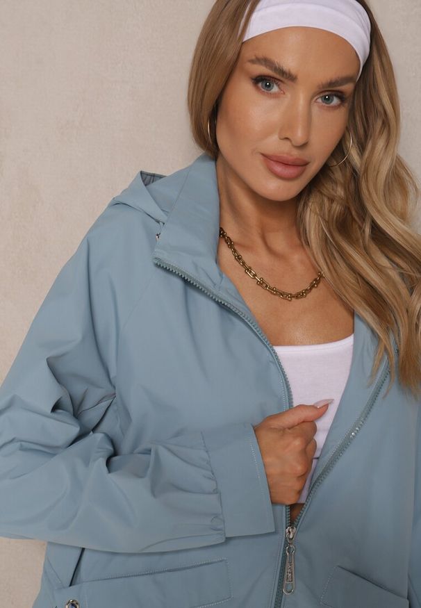 Renee - Niebieska Pudełkowa Kurtka o Kroju Parki ze Ściągaczem i Kapturem Sesailis. Okazja: na co dzień. Kolor: miętowy. Materiał: jeans. Długość rękawa: długi rękaw. Długość: długie. Wzór: aplikacja. Styl: klasyczny, casual