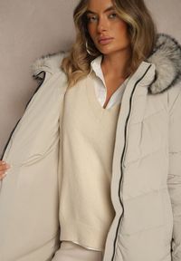 Renee - Beżowa Pikowana Kurtka o Długim Kroju z Kapturem z Futrem Galianesa. Okazja: na spacer, na co dzień. Typ kołnierza: kaptur. Kolor: beżowy. Materiał: futro. Długość: długie. Wzór: aplikacja. Styl: casual, elegancki #5