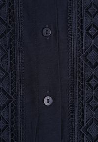 Born2be - Granatowa Koszula ze Stójką i Koronką Argochis. Typ kołnierza: kołnierzyk stójkowy. Kolor: niebieski. Materiał: koronka. Wzór: koronka #6