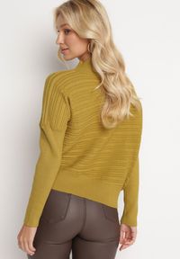 Born2be - Jasnozielony Sweter z Wełną o Asymetrycznym Fasonie z Tłoczeniem Sarositte. Kolor: zielony. Materiał: wełna