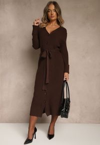 Renee - Brązowa Prążkowana Sukienka Dzianinowa z Domieszką Wełny Zapinana na Guziki Nalemma. Okazja: na co dzień. Typ kołnierza: dekolt w serek. Kolor: brązowy. Materiał: dzianina, wełna, prążkowany. Typ sukienki: dopasowane, sportowe. Styl: casual, sportowy #5
