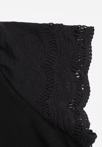 Born2be - Czarny Bawełniany T-shirt z Koronkowymi Rękawami Carilynore. Okazja: na co dzień. Kolor: czarny. Materiał: bawełna, koronka. Styl: elegancki, klasyczny, casual #7