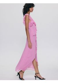 Reserved - Sukienka midi - różowy. Kolor: różowy. Materiał: tkanina. Długość: midi