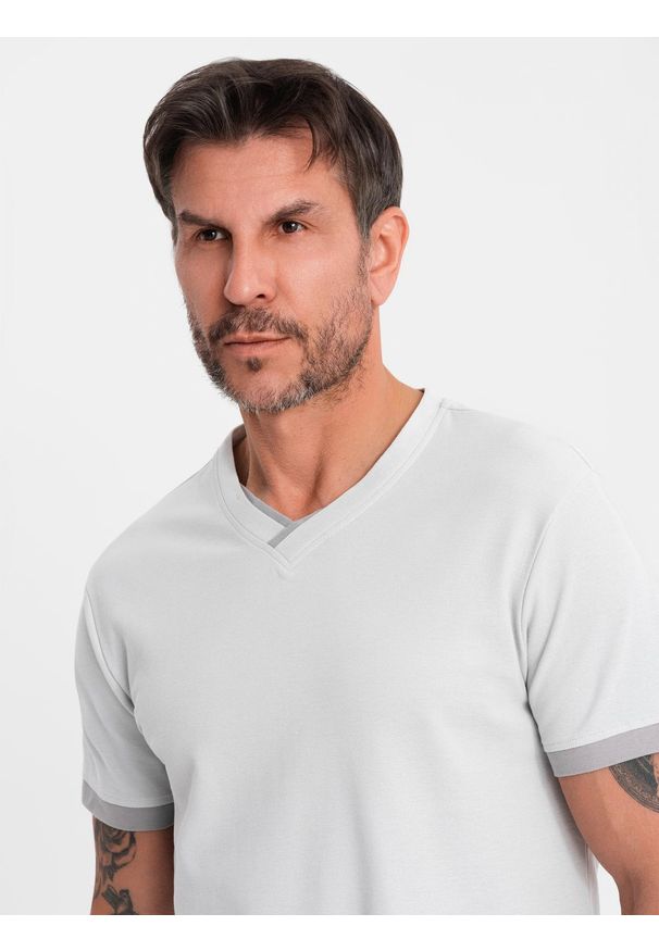 Ombre Clothing - T-shirt męski z kontrastowymi wstawkami i dekoltem w serek – jasnoszary V4 - Rozmiar: L. Okazja: na co dzień. Typ kołnierza: dekolt w serek. Kolor: szary. Materiał: bawełna, materiał, dzianina. Długość: krótkie. Styl: sportowy, casual